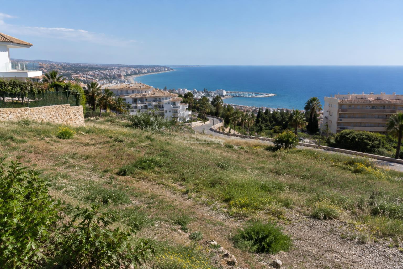 KI-Symbolbild: generische Freifläche an der Costa del Sol, nicht Rocas Blancas