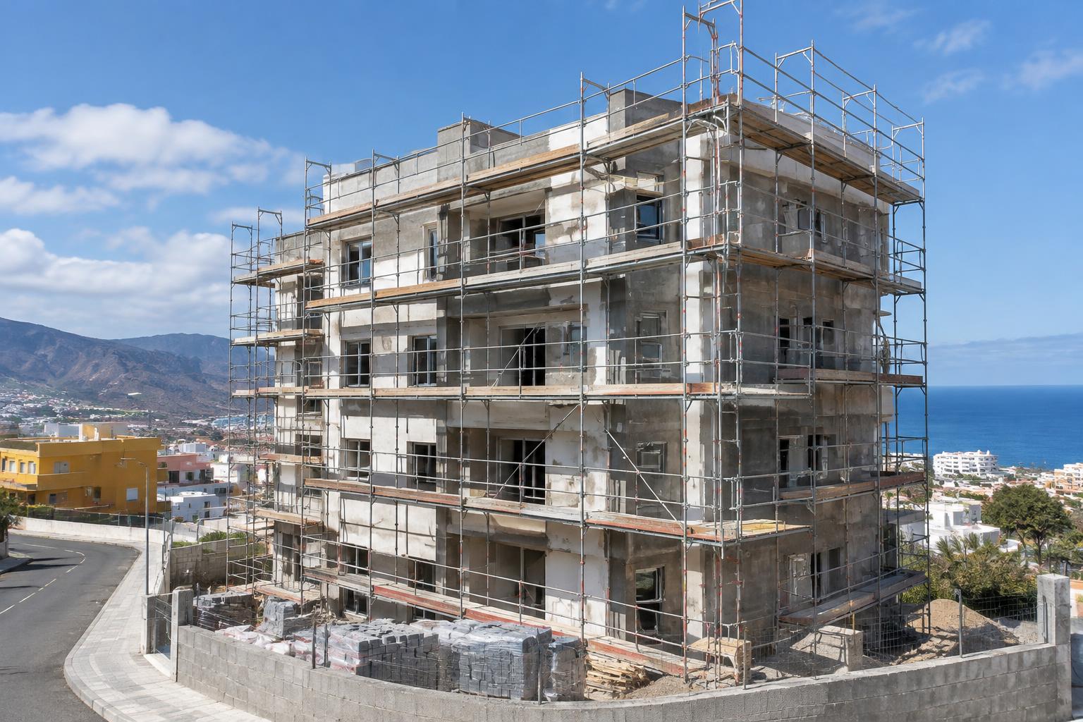 KI-Symbolbild eines Wohngebäudes im Bau auf einer Atlantikinsel; nicht das konkrete Projekt