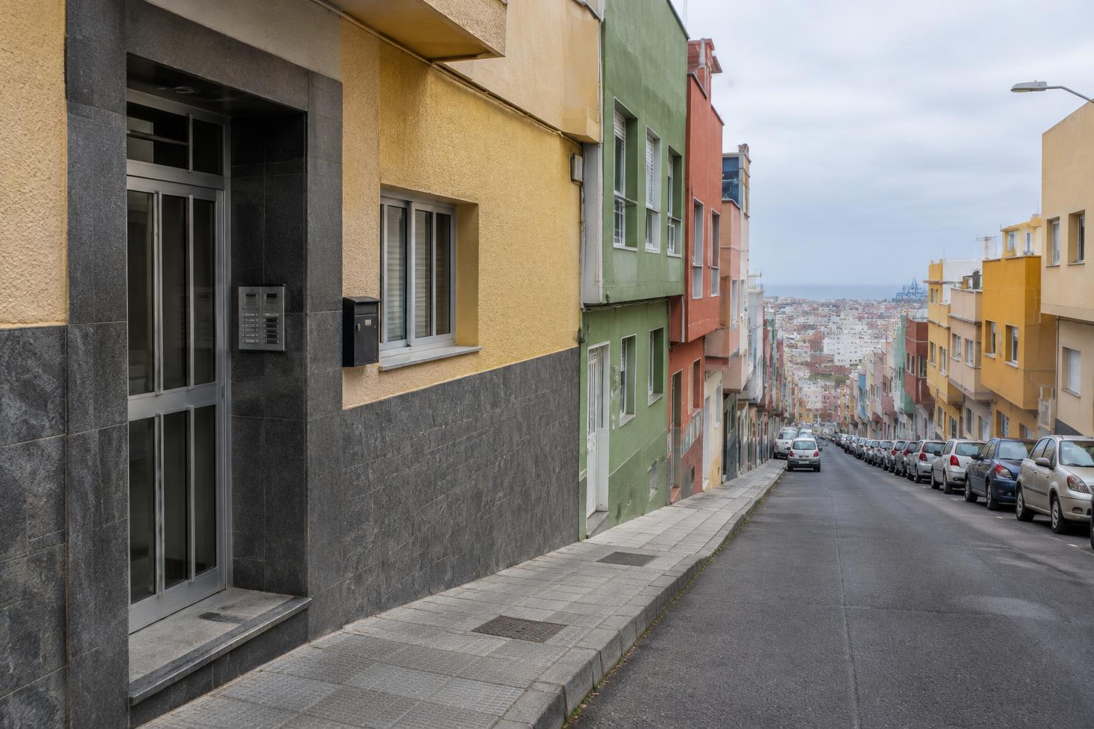 KI-generierte Illustration, kein Foto des konkreten Ereignisses, Gebäudes oder betroffener Personen. SpanienZuhause, 18.10.2026. Motiv: Nach Wohnungsräumung in Las Palmas: Jennifer Britos Vertretung ficht gerichtliche Verfügung an